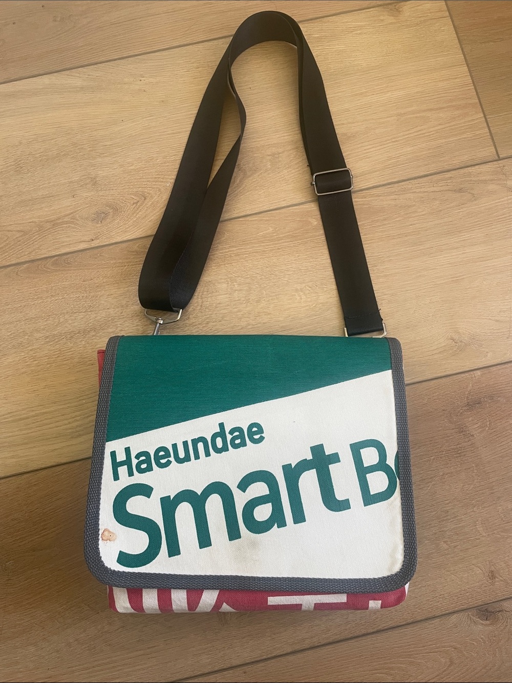 Haeundae Smart Bag Messenger in Green and White